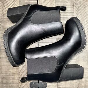 Soda Black Heeled Chelsea Boots